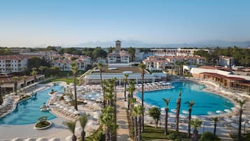 2 piscinas internas, 9 piscinas externas, guarda-sóis, espreguiçadeiras
