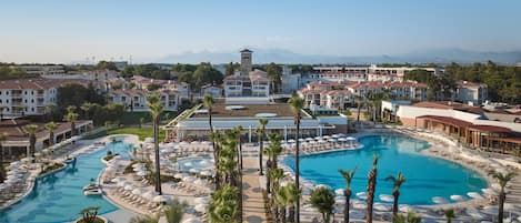 2 piscines couvertes, 9 piscines extérieures, parasols de plage