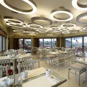 3 restaurants servant le petit déjeuner