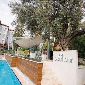 Bar en bord de piscine