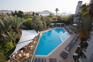 Piscine extérieure, parasols de plage, chaises longues