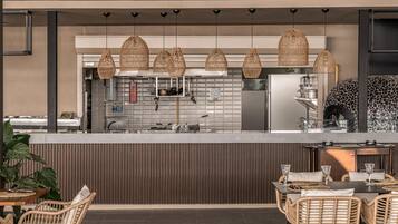 2 restaurants, dinner served, seafood