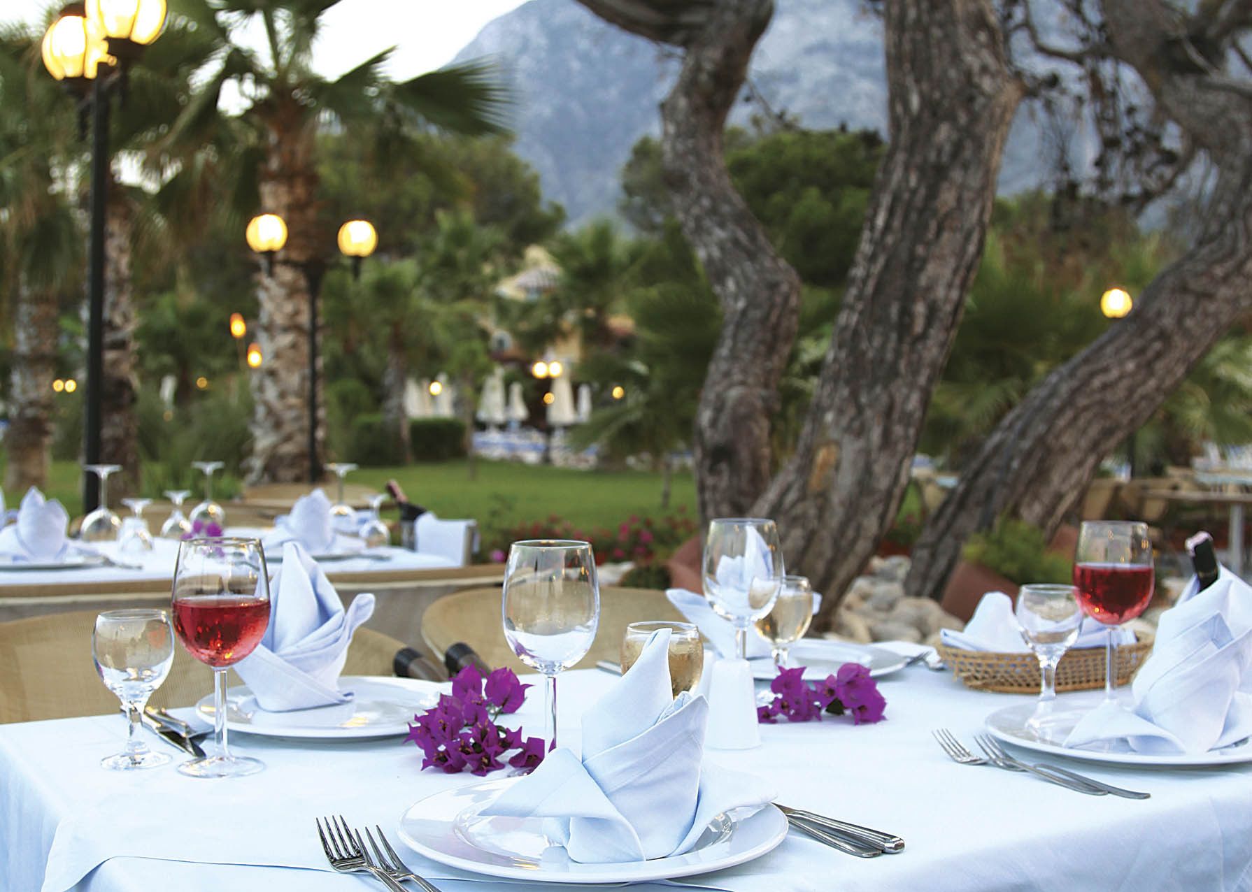 2 restaurants, dinner served, seafood