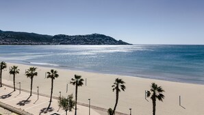 Una playa con palmeras y una vista despejada del océano.