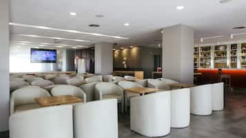 Un espace de détente moderne, doté de sièges et d’un bar.