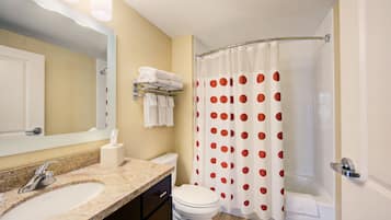 Kombination af bruser/badekar, gratis toiletartikler, hårtørrer