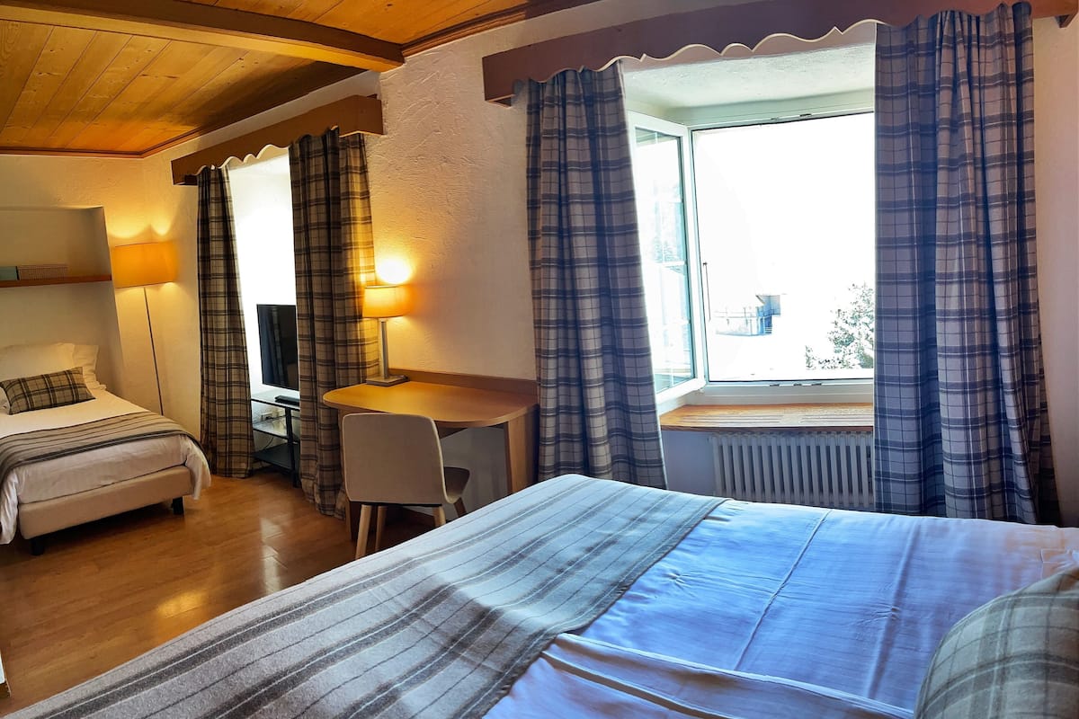 deluxe triple room | minibar, in-room safe, desk, blackout curtains