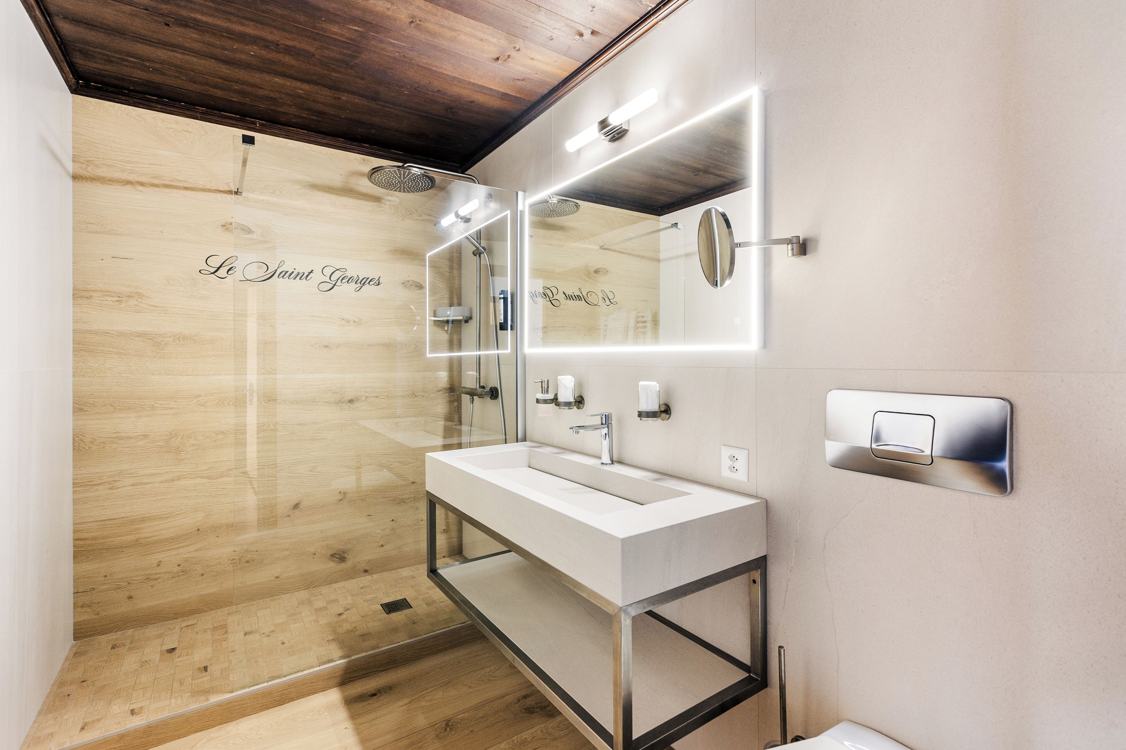 junior suite | bathroom | shower, free toiletries, hair dryer, towels