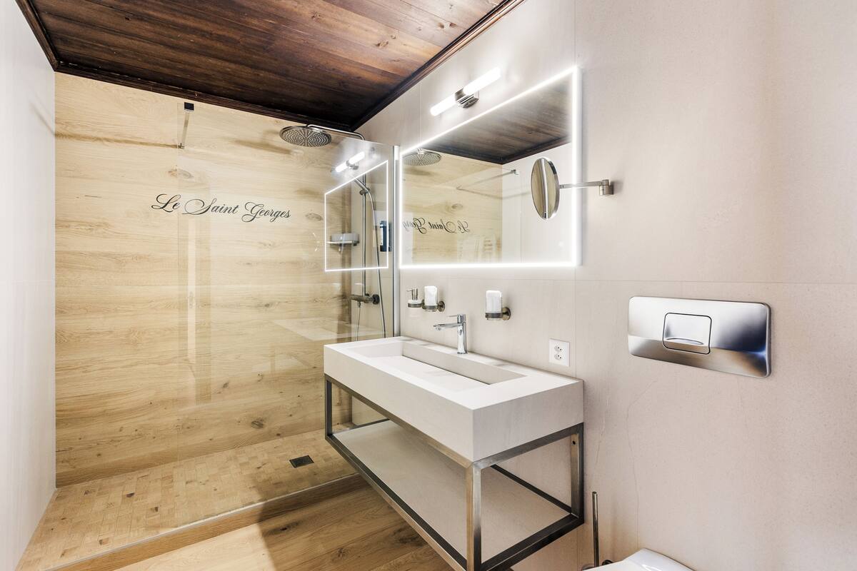 junior suite | bathroom | shower, free toiletries, hair dryer, towels