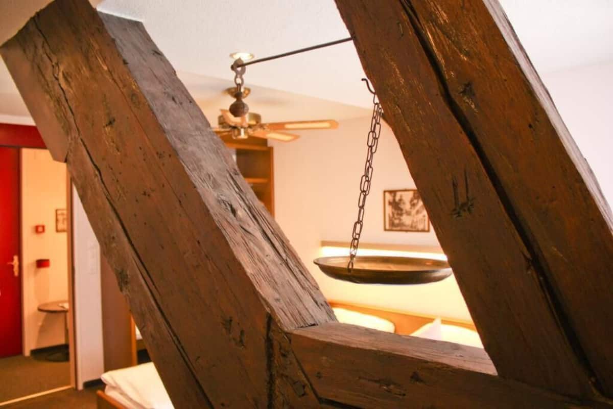 Caja de seguridad en la habitación y escritorio