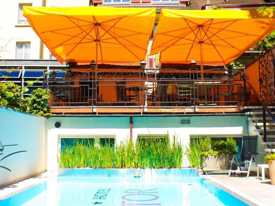Una piscina con las palabras "Liverpool" y "Basil" reflejadas en la superficie del agua.