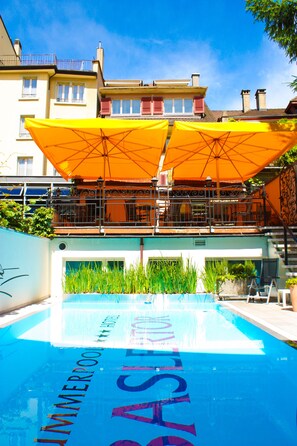 Una piscina con las palabras "Liverpool" y "Basil" reflejadas en la superficie del agua.