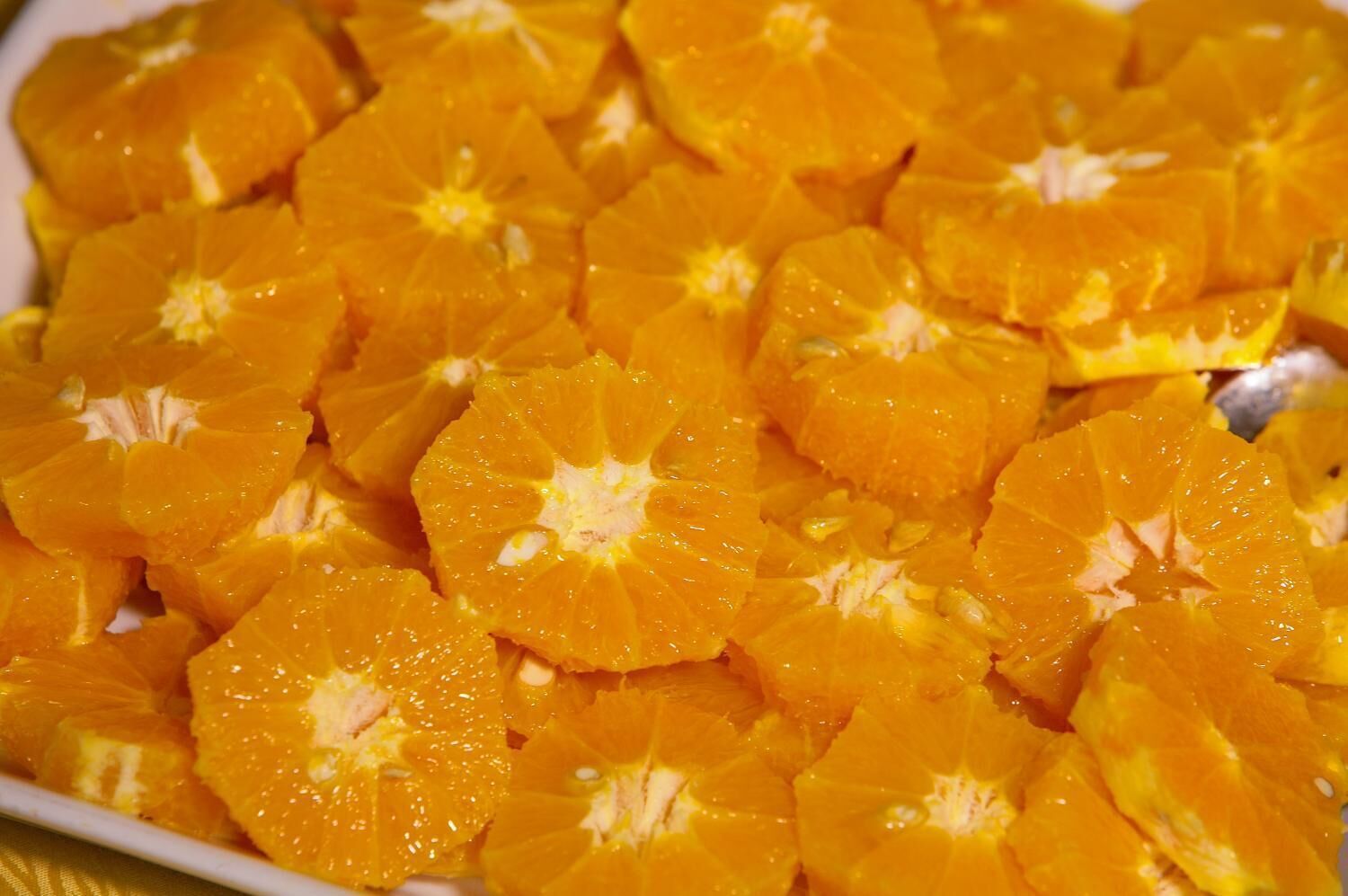 Une assiette d’oranges coupées en tranches.