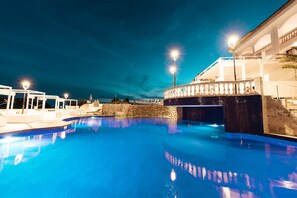 Indendørs pool, udendørs pool, parasoller, liggestole