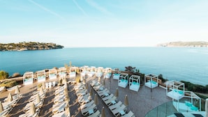 Un hotel frente al mar con terraza y vistas al océano.