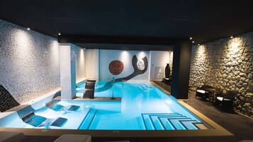 Piscine couverte, piscine extérieure, parasols de plage, chaises longues