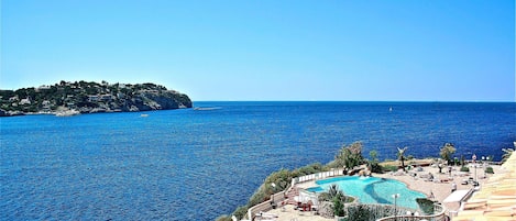 Piscina coperta, piscina all'aperto, ombrelloni da piscina, lettini