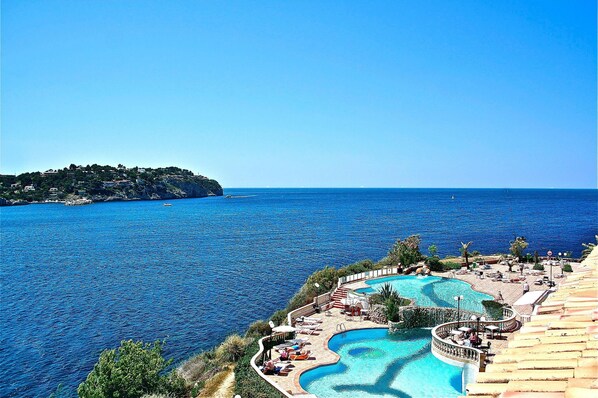 Piscina coperta, piscina all'aperto, ombrelloni da piscina, lettini