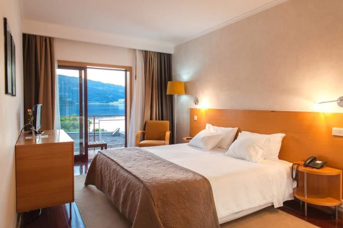 Tweepersoonskamer, uitzicht op rivier (Balcony) | Een minibar, een kluis op de kamer, een bureau, verduisterende gordijnen