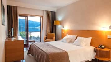 Quarto casal, vista para o rio (Balcony) | Frigobar, cofres nos quartos, escrivaninha, cortinas blackout