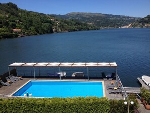 Piscina stagionale all'aperto, ombrelloni da piscina, lettini