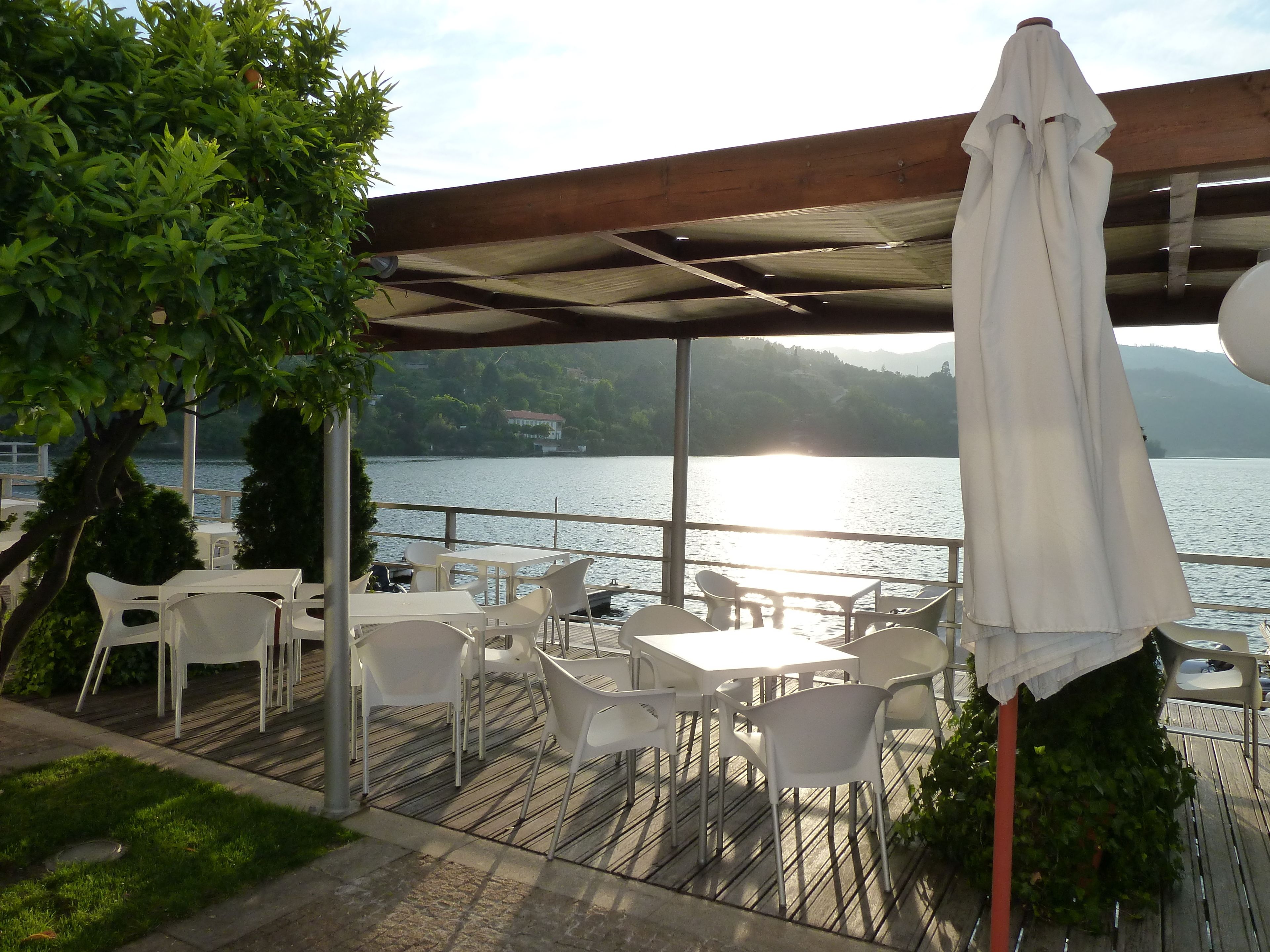 Se sirven comidas, cenas y cocina portuguesa con vista al mar