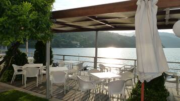 Se sirven comidas, cenas y cocina portuguesa con vista al mar
