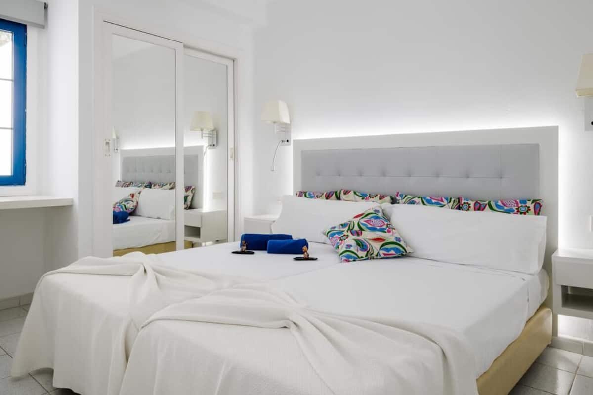 1 dormitorio, minibar, cortinas opacas y tabla de planchar con plancha