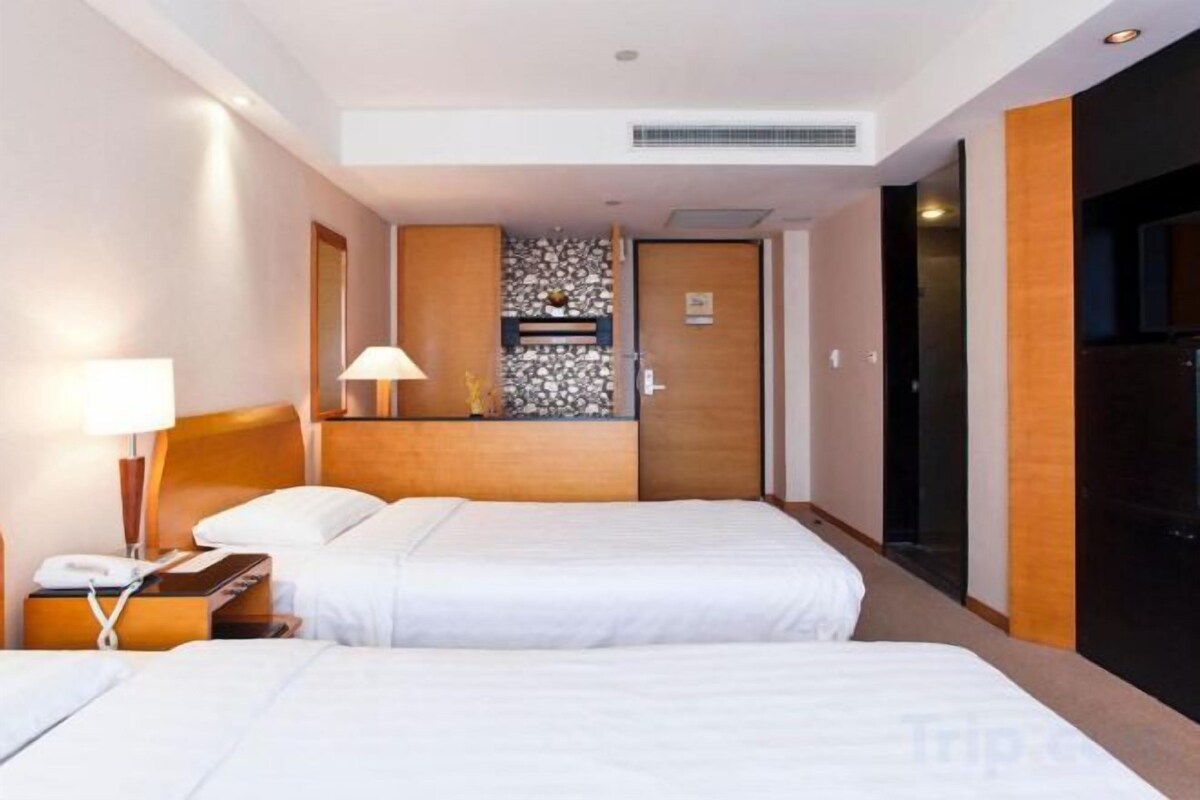 In-room safe, WiFi (free), bed sheets
