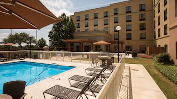 Piscine extérieure, chaises longues