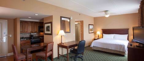 Ylelliset vuodevaatteet, tallelokero huoneessa, työpöytä, pimennysverhot