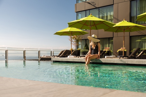 Piscina externa, funciona das 6h às 22h, guarda-sóis, espreguiçadeiras