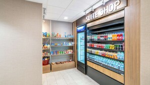 Ein Shop für Suiten, mit Regalen voller Snacks und Getränke.