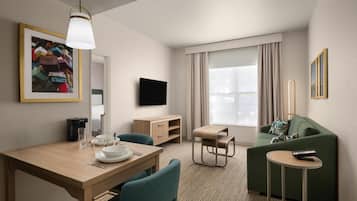 One Bedroom Suite, 1 King Bed , Accessible with Roll-In Shower, Non Smoking | Värdeförvaringsskåp på rummet, strykjärn/strykbräda och gratis wi-fi
