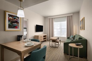 One Bedroom Suite, 1 King Bed , Accessible with Roll-In Shower, Non Smoking | Zimmersafe, Bügeleisen/Bügelbrett, kostenloses WLAN, Bettwäsche