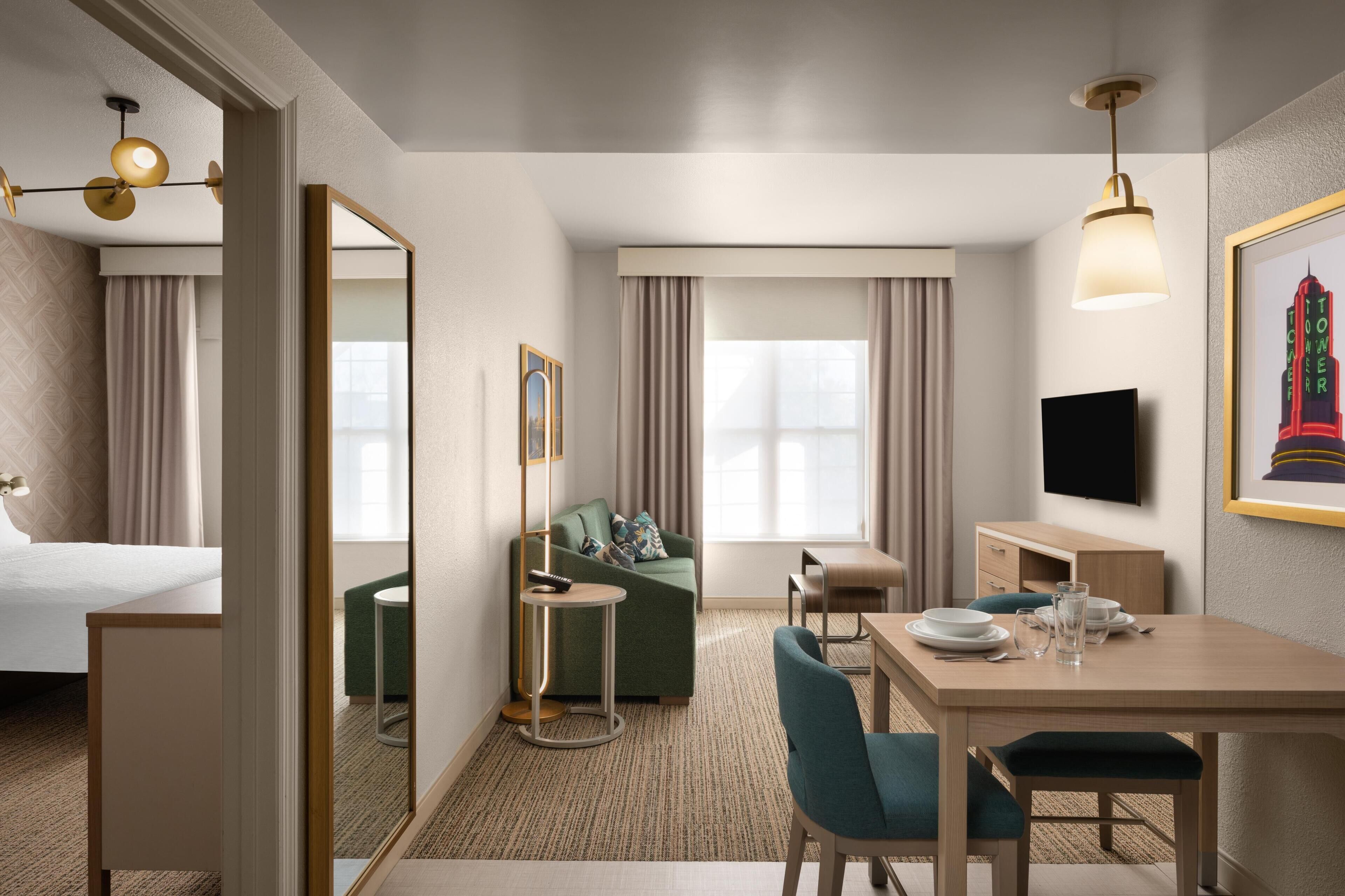 Two Bedroom Two Bath Suite, Accessible, Non-Smoking | Wohnbereich | LCD-Fernseher