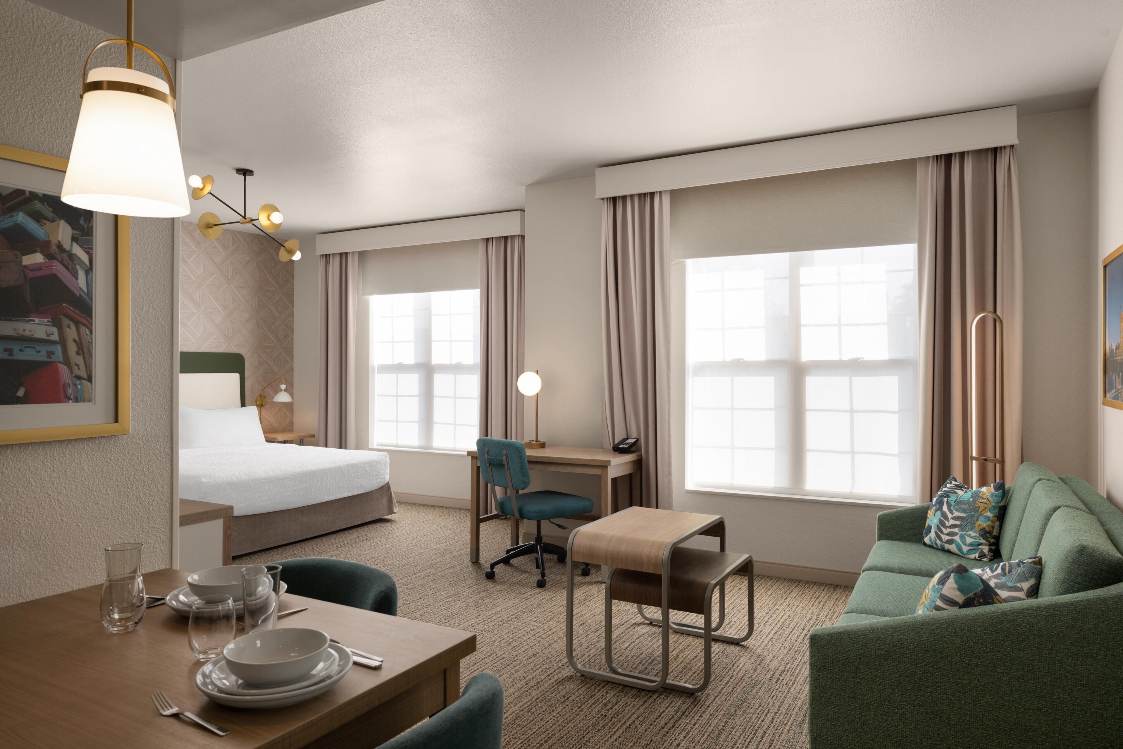 Studio, One King Bed, Mobility Accessible, Non-Smoking | Zimmersafe, Bügeleisen/Bügelbrett, kostenloses WLAN, Bettwäsche
