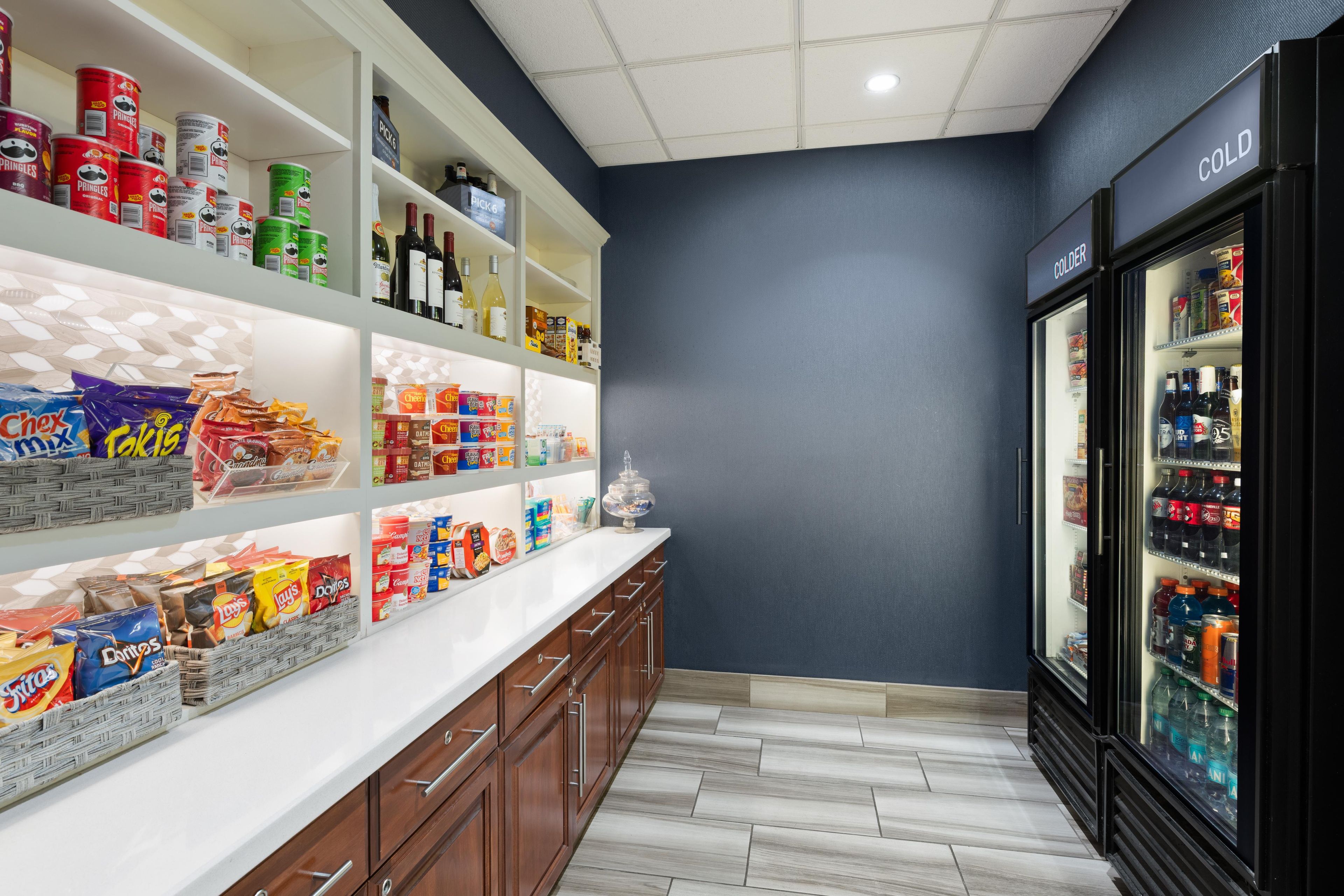 Un espace bien aménagé proposant une variété de collations et de boissons.