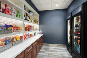 Una sección bien organizada de aperitivos y bebidas, con una variedad de opciones.