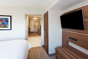 In-room safe, desk, laptop workspace, iron/ironing board - Holiday Inn Express & Suites Rome-East by IHG (Rome)