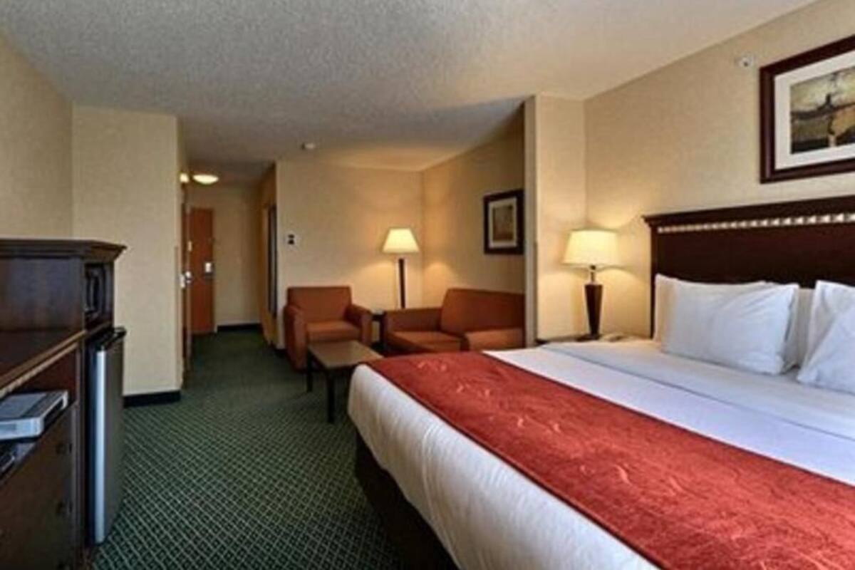 Cofres nos quartos, escrivaninha, cortinas blackout