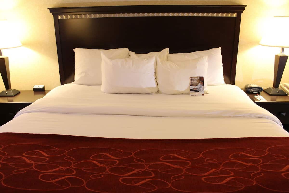 Cofres nos quartos, escrivaninha, cortinas blackout