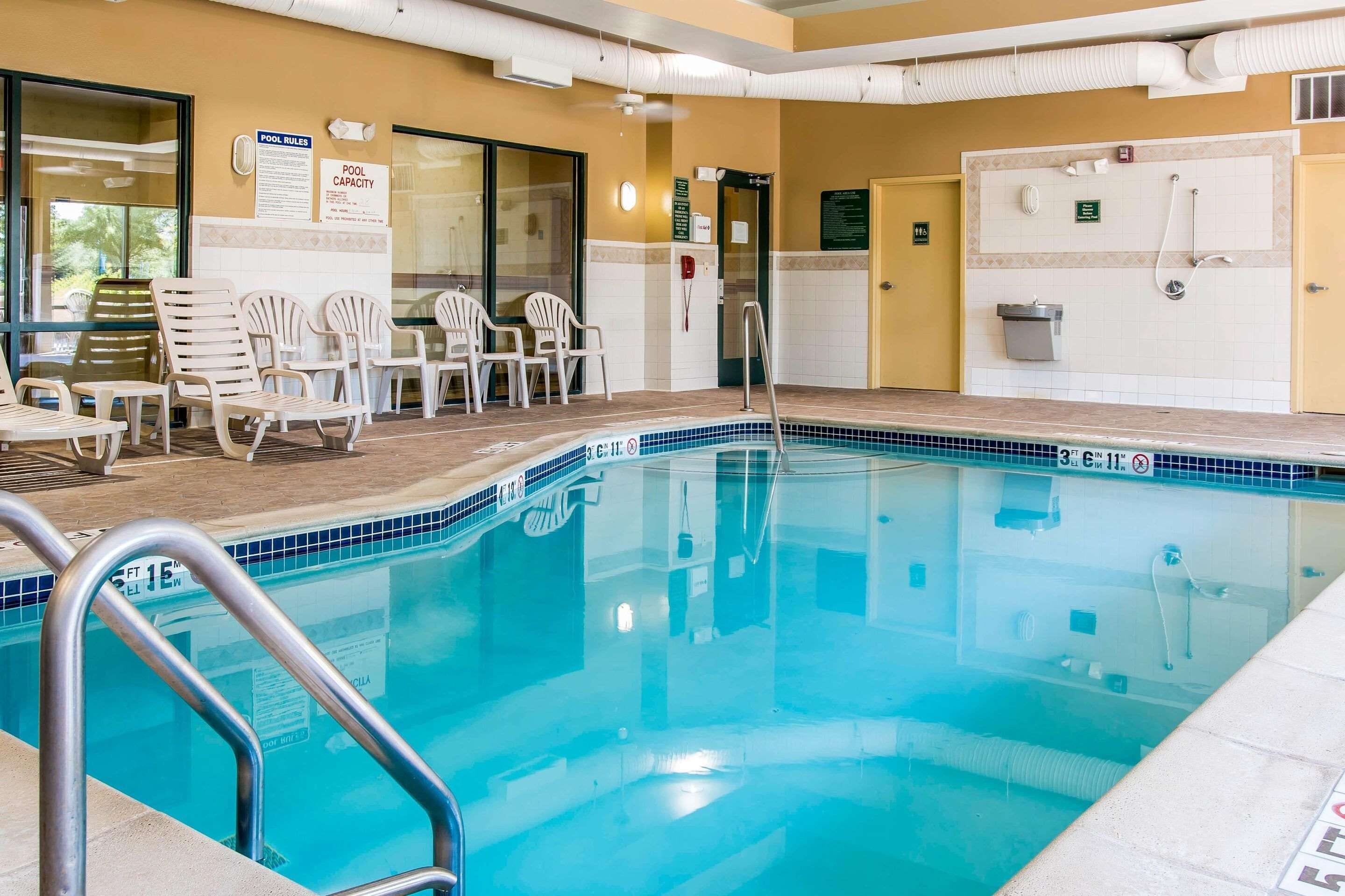 من حمّامات السباحة المغطاة