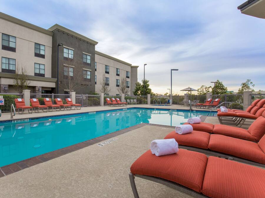 Udendørs pool, åben fra kl. 07.00 til kl. 22.00, liggestole