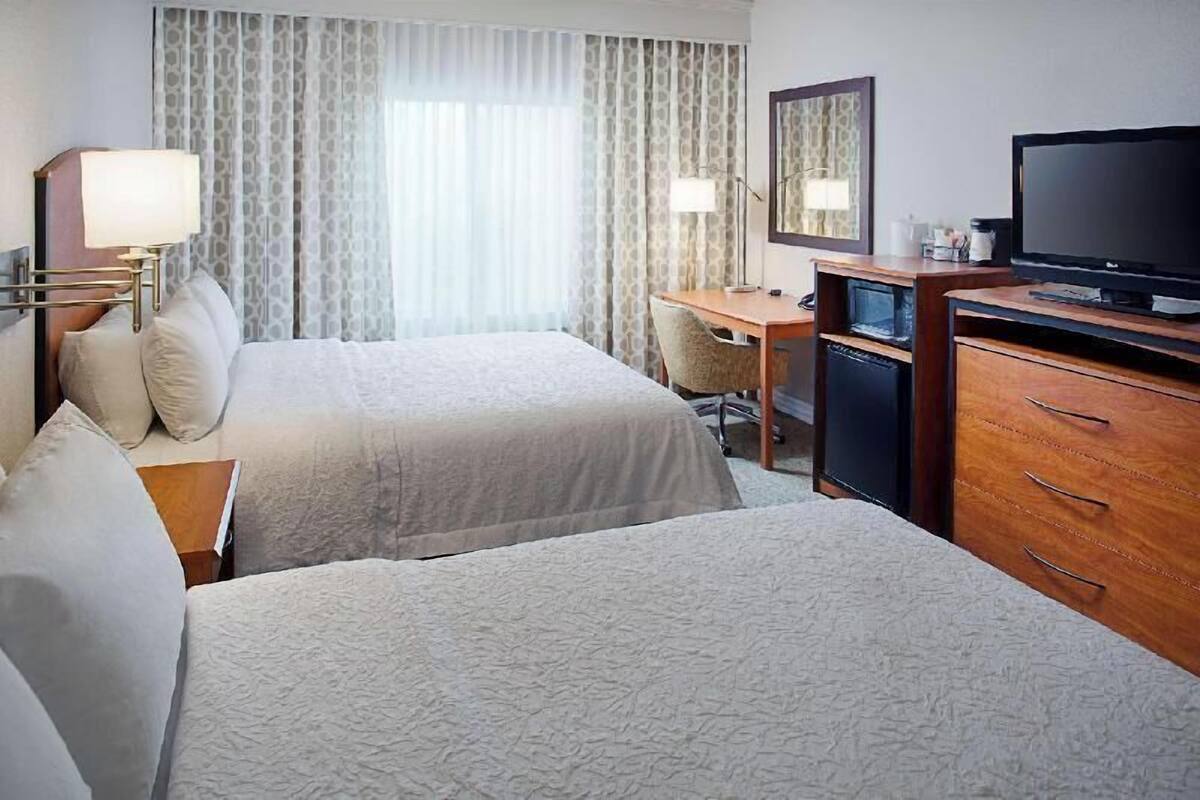 مكتب ومكواة/لوح كي وواي فاي مجانًا ومُنبهات