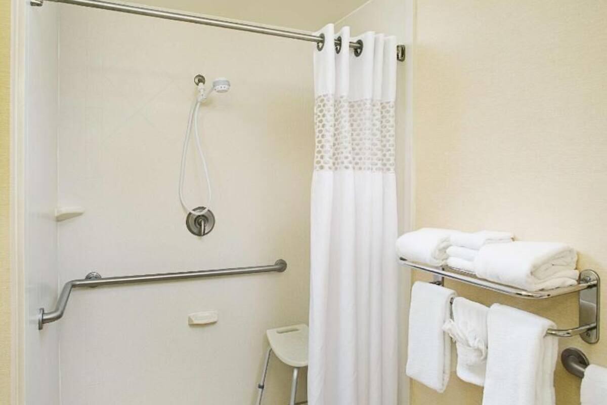 Bathroom | Bathtub, hair dryer, towels