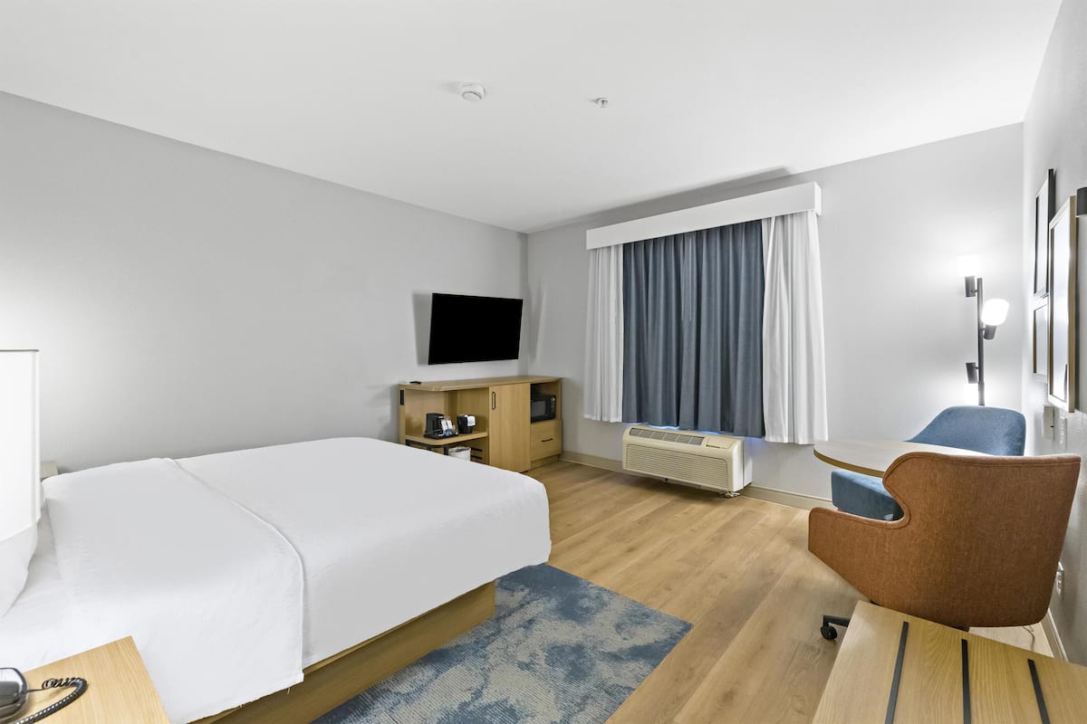 Escritorio, tabla de planchar con plancha, wifi gratis y ropa de cama