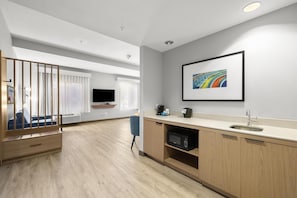 2 Queen Studio Suite, Hearing Accessible | Minibar - Hampton Inn & Suites Lancaster (Lancaster)