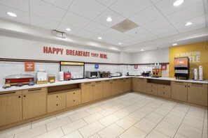 Un rincón para el desayuno con un letrero que dice 'HAPPY BREAKFAST STARTS HERE'.