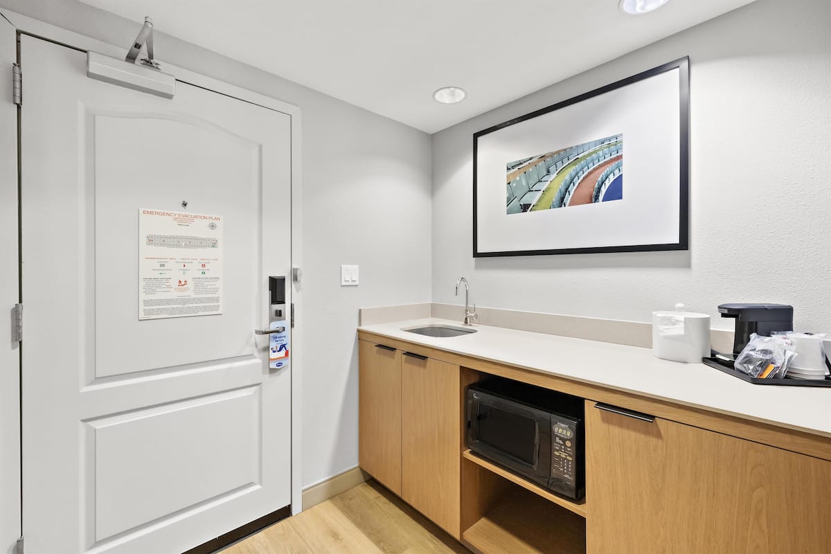 Escritorio, tabla de planchar con plancha, wifi gratis y ropa de cama